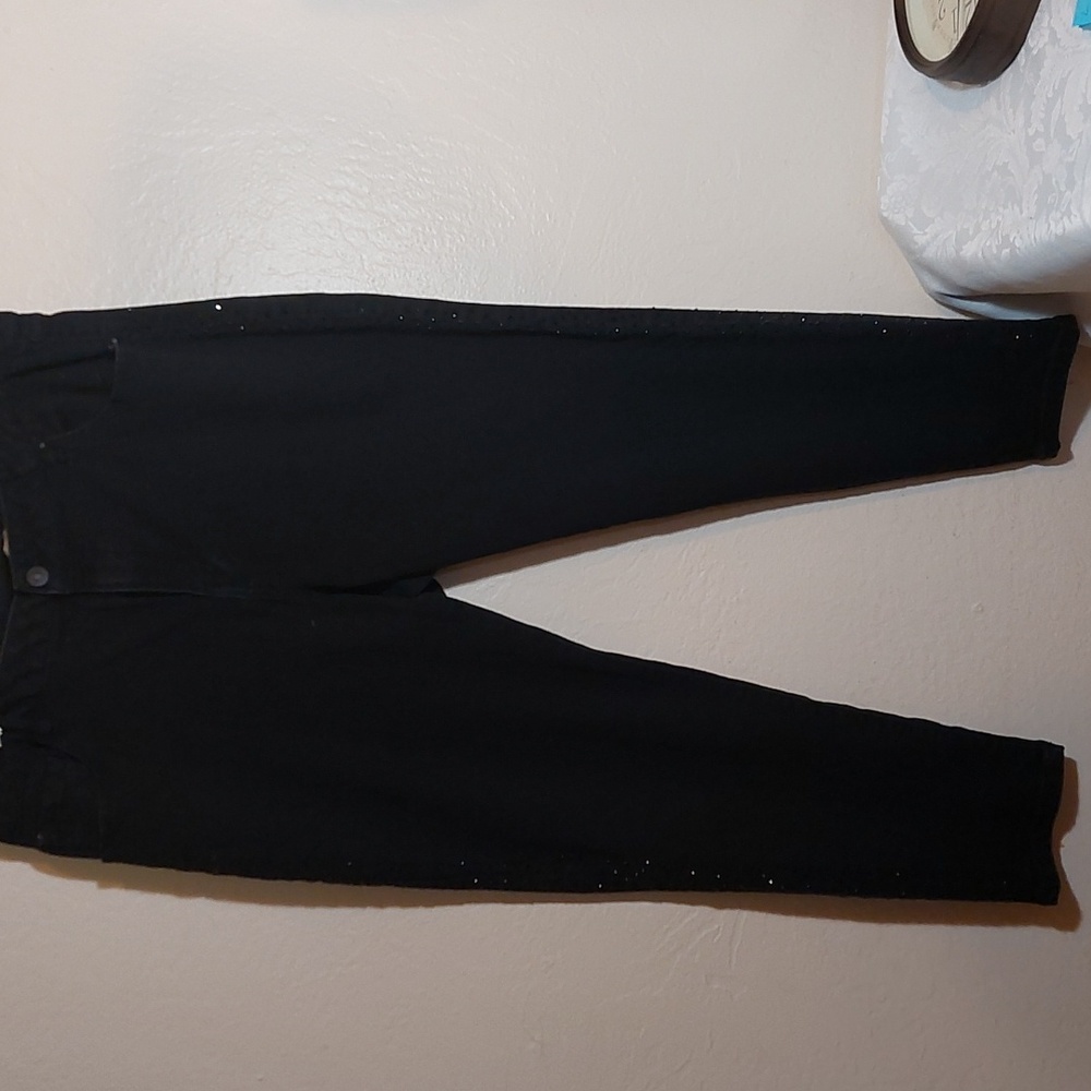ARTISAN NY black strechy skinny jeans. Size 16. Pre-owned like new condition.
